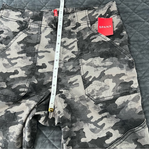 Spanx Jogger Pants Women Large Twill Cargo Black Camo High Rise B28 - Picture 9 of 11